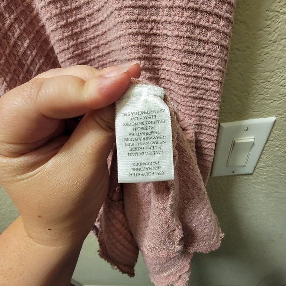 Design Lab Distressed Waffle Knit Cold Shoulder Top, Dusty Rose Color, Size S - Picture 6 of 7